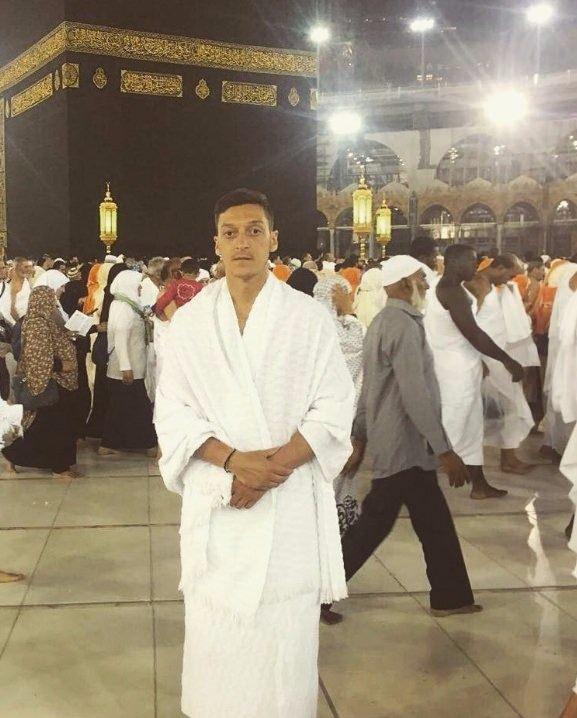 <p>İşte kutsal toprakları ziyaret eden diğer ünlü futbolcular;<br />
<br />
Mesut Özil</p>