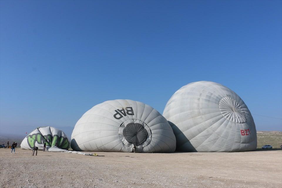 <p>Beyaz travertenleri, sıcak su kaynakları ve antik kentleriyle UNESCO Dünya Miras Listesi'nde yer alan Pamukkale'de, balon turizmi yılın ilk gününde yoğun ilgi gördü. </p>

<p> </p>
