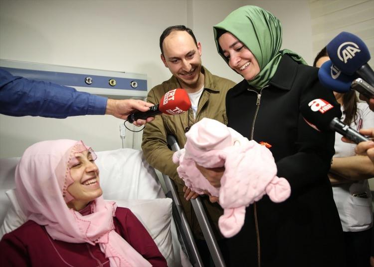 <p><strong>İstanbul</strong></p>

<p>Aile ve Sosyal Politikalar Bakanı Fatma Betül Sayan Kaya, 2018'in ilk bebeklerinden olan Yüsra Zeynep'i ziyaret etti.</p>
