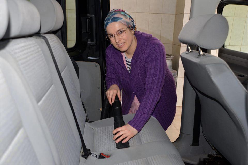 <p>Aile işletmesi olduğu için kendisini daha güvende hissettiğini kaydeden Karademir, "Yabancı bir yerde rahat davranamazsınız, içiniz rahat etmez. Kendi yerimiz ve eşimle birlikteyiz. Oğlum ve yeğenim de burada oluyor. Bu nedenle rahat hareket edebiliyorum. 'Niye böyle yaptın.' diyen de yok. Çok şükür böyle rahatız." dedi.</p>

<p> </p>
