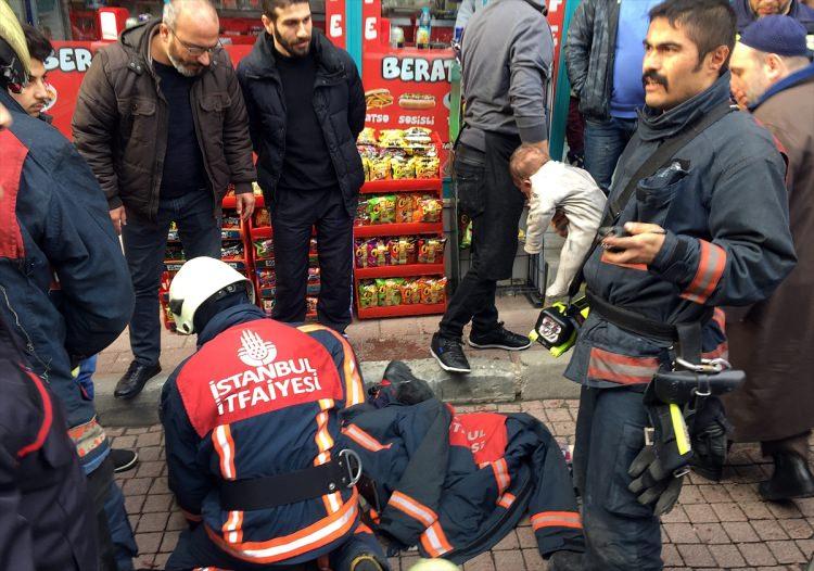 <p>Dumandan etkilenen anneyi hemen evin dışındaki caddeye yatıran sağlık ekipleri uzun süre kalp masajı yaptı.</p>