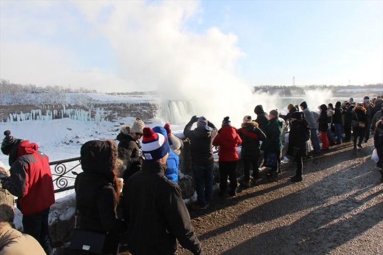<p>Yılın her mevsimi turist akınına uğrayan Niagara Şelaleleri, dondurucu soğuklara rağmen ilgi çekmeye devam ediyor.</p>
