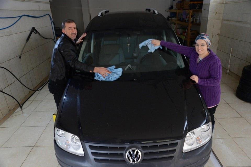 <p><strong>Karademir, ilk defa aracını yıkatmak üzere gelenlerin, kendisini sekreter sandıklarını dile getirerek, şöyle devam etti:</strong></p>

<p>"Beni işçi sanmışlardı. 'Patron nerede?' diye soruyorlardı. 'Buyurun benim.' dediğim zaman şaşırıyorlardı. 'Gerçekten siz misiniz?' diyorlardı. 'Evet, ben yıkıyorum, merak etmeyin.' dediğimde kimisi arabayı bırakmak istemiyordu. </p>
