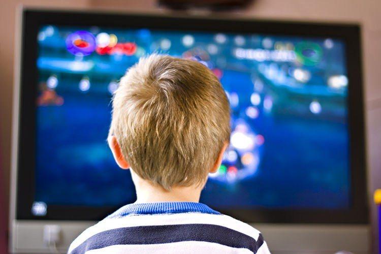 <p>Çocuğunuz uzun süre televizyon izleyerek vaktini öldürüyorsa, kısıtlamalar yapın.</p>
