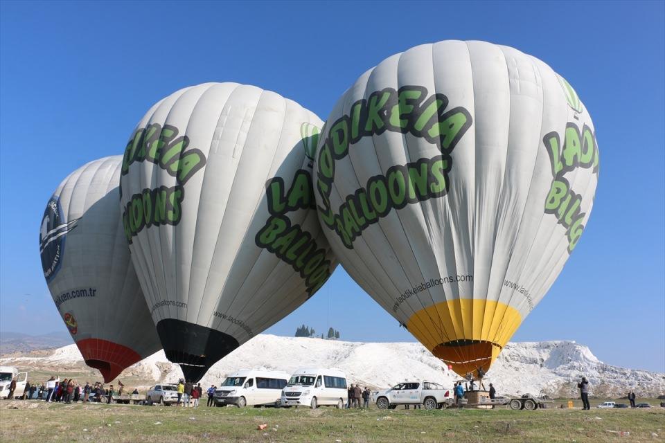<p>Pamukkale'de balon turizmini geliştirmek için çalışmalar yürüttüklerini ifade eden Köse, uçuş yapan balon sayısını 20'ye çıkartacaklarını belirtti. </p>
<p> </p>