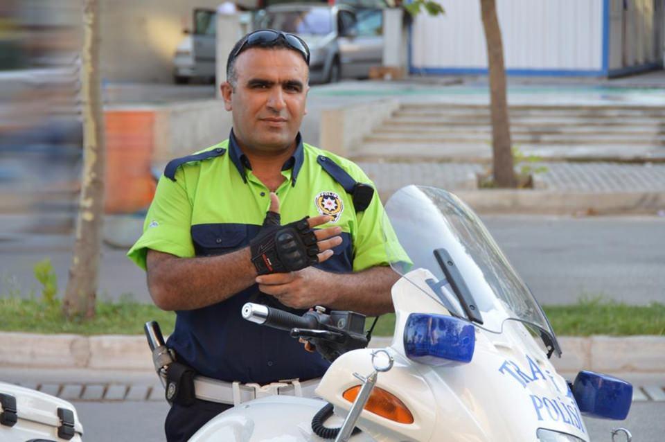 <p>İzmir Emniyet Müdürlüğü Trafik Denetleme Şubesi Motosikletli Şahinler Timi'nde görevli 43 yaşındaki Fethi Sekin, yaklaşık 9 yıldır görev yaptığı İzmir Adliyesi önünde düzenlenen terör saldırısında şehit düşmüştü.</p>