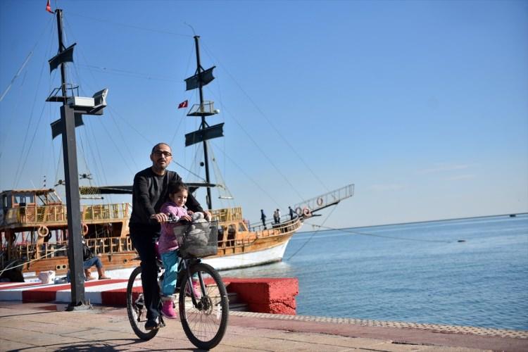 <p>Kış mevsimine rağmen hava sıcaklığının 17'yi, nemin de yüzde 53'ü bulduğu kentte, güneşi gören vatandaşlar sahillere akın etti.</p>