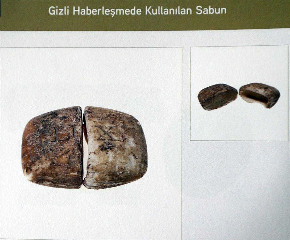<p><strong>Mühür ve rumuzlar da anlatıldı </strong></p>

<p>"90 Sene 90 Nesne" dışında MİT, 9 sayfadan oluşan "Tarih Boyunca Milli İstihbarat Teşkilatı Mühürler ve Rumuzlar" başlıklı bir kitapçık da bastırdı.  </p>
