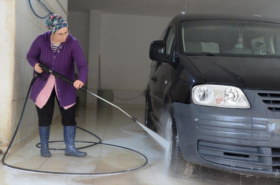 <p>Döndü Karademir, AA muhabirine yaptığı açıklamada, çevredekilerin ve müşterilerin, ilk zamanlarda oto yıkamada kadın işletmeci olmasına şaşırdığını söyledi.</p>
<p> </p>