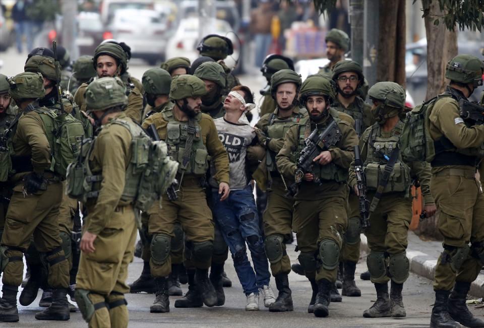 <p>Anadolu Ajansının "Yılın Fotoğrafları" oylaması sonuçlandı. Haber kategorisinde Wisam Hashlamoun’un "Direnişin sembolü 16 yaşındaki çocuk" fotoğrafı birinci oldu. Fotoğrafta, ABD Başkanı Donald Trump'ın "Kudüs'ü İsrail'in başkenti olarak tanıması" kararını açıklamasının ardından Batı Şeria'nın El-Halil kentindeki protestolar sırasında 16 yaşındaki Fevzi El-Junidi isimli Filistinli çocuğu İsrail askerlerinin gözaltına alıp, gözlerini bağlayarak götürmesi görülüyor.</p>

<p> </p>
