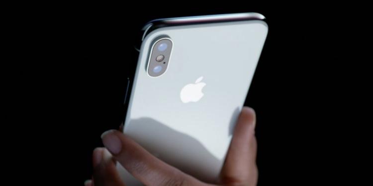 <p>Şirkete yakın kaynaklara dayandırılan iddialara göre, ABD merkezli teknoloji devi Eylül ayındaki lansmanda daha büyük ekrana sahip bir iPhone XL modeli ile karşımıza çıkacak.</p>

<p> </p>
