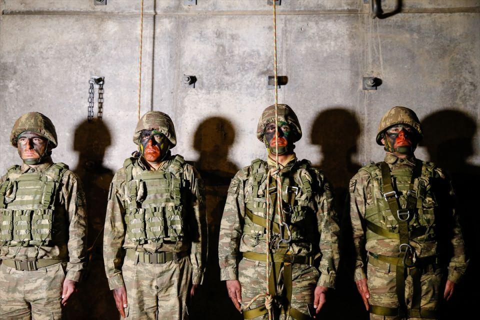 <p><strong>Film gibi eğitim</strong></p>

<p>Daha sonra eğitim alanındaki Psikolojik Dayanıklılık Testi Parkuru'na geçen Başbakan Yıldırım, buradaki gösteriyi dikkatle takip etti.</p>
