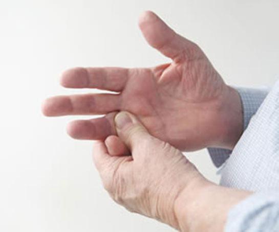 <p><strong>Uzun yüzük parmağı</strong></p>

<p>Yapılan araştırmalara göre, yüzük parmağınız işaret parmağınızdan uzunsa vücudunuzda kireçlenme sorunu görülebilir.</p>
