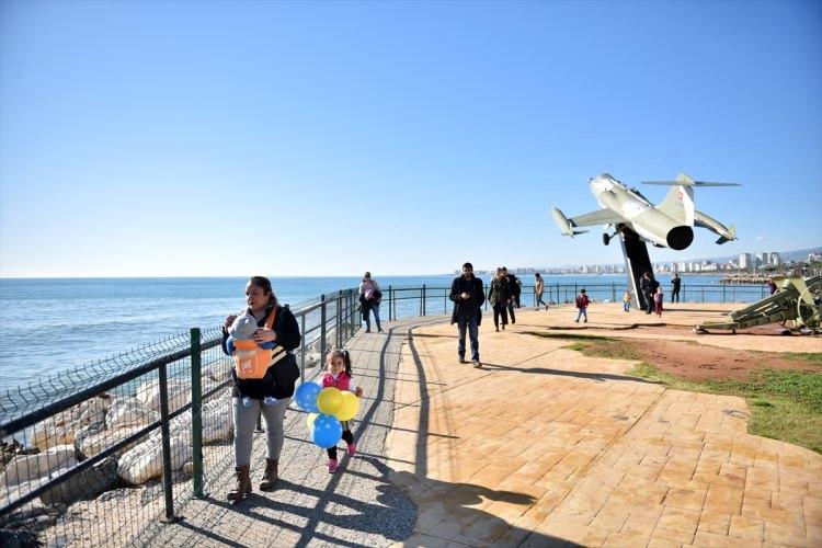 <p>Akdeniz'in turizm kenti Mersin'de vatandaşlar sahil kıyısında güneşin tadını çıkarırken, yüksek kesimlere yağan kar özellikle çocukların eğlencesi oldu.</p>