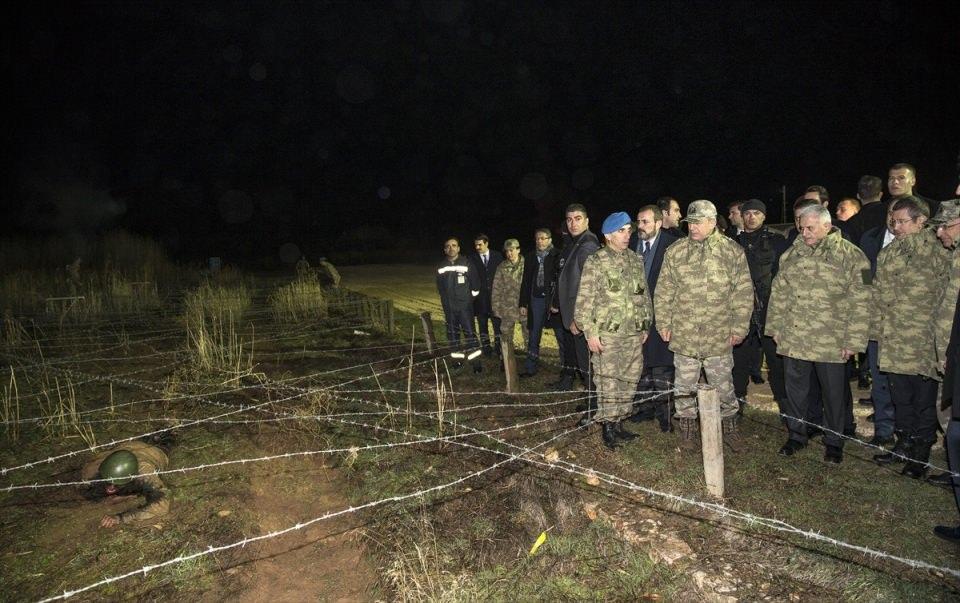 <p>"Çok Maksatlı Kule"deki gösterinin ardından komandolarla hatıra fotoğrafı çektiren Yıldırım, "Hepinizi gözlerinizden öpüyorum, başarılar diliyorum. Allah'a emanet olun." dedi.</p>
<p> </p>
