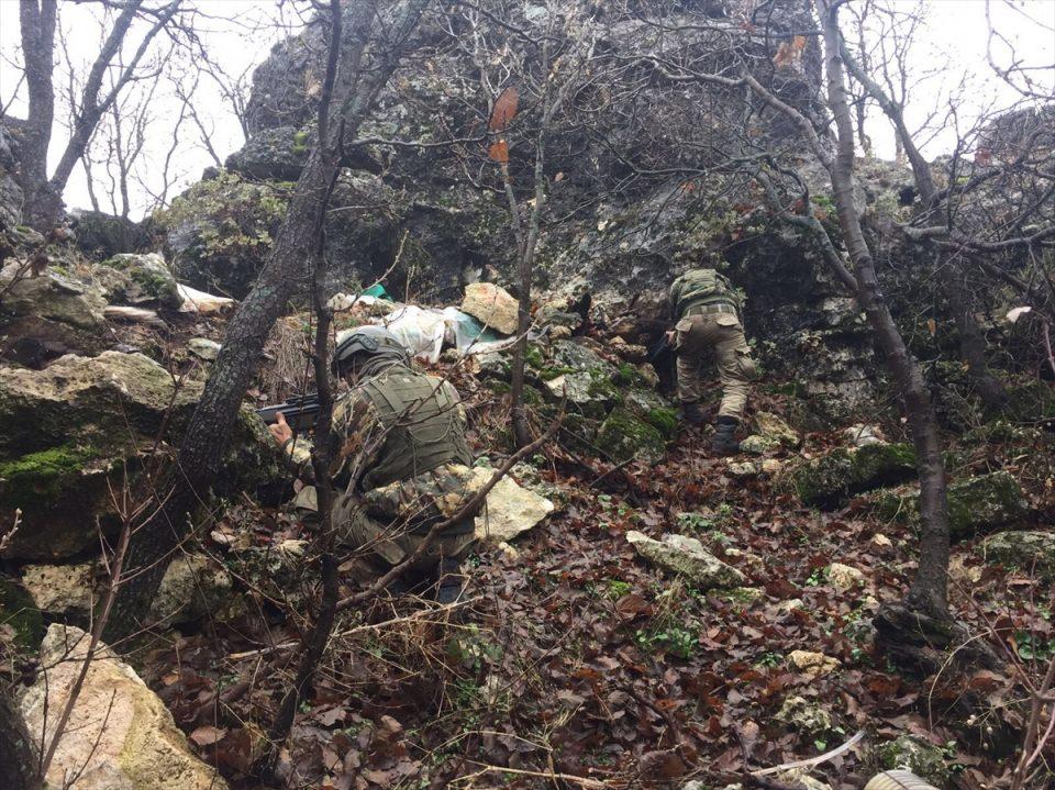 <p>Diyarbakır'ın Lice ilçesinde terör örgütü PKK'ya yönelik operasyonda, 260 kilogram amonyum nitrat ve alüminyum tozu karışımıyla hazırlanarak karayolu kenarı ve araziye tuzaklanan 3 el yapımı patlayıcı düzeneği imha edildi.</p>