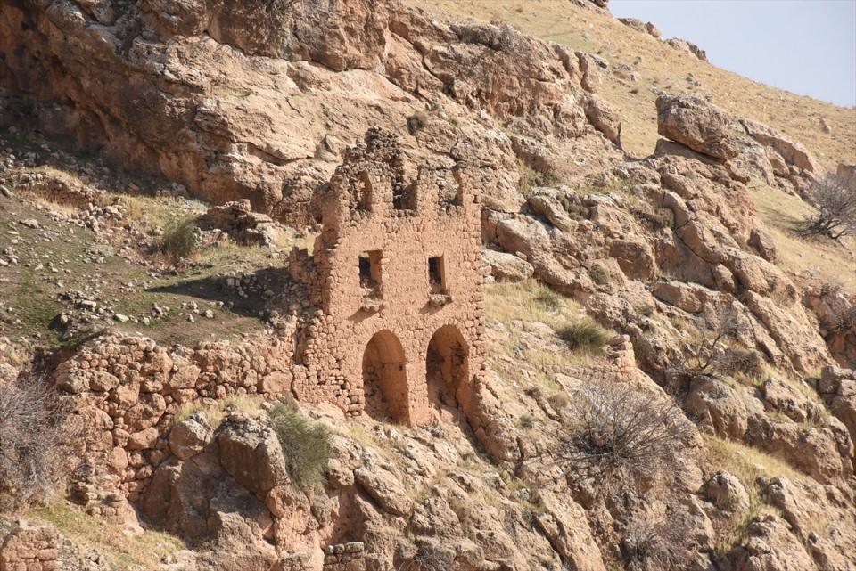 <p>Ankara'dan gelen ziyaretçilerden Elçin Öz ise ilk defa manastırı görmeye geldiğini belirterek, "Çok etkileyici ve çok çarpıcı bir yer. Tarihini bilmek de ayrıca etkiliyor insanı. Çünkü Sümela Manastırı'na ilham veren bir manastır." dedi.</p>
