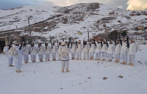 <p>Giresun'un kırsal kesiminde çok sayıda erzak ve mühimmatların gömülü olduğu sığınaklar ele geçirilip imha edilirken, teslim olan 2 PKK'lının aynı grubundan olduğu belirlenen 2 teröristin yakalanması içinde İHA destekli operasyonlar düzenleniyor.</p>
