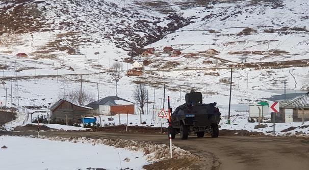 <p>Bölgedeki operasyonların yoğunlaşmasıyla Giresun üzerinden Tunceli'ye dönemeyerek kış üstlenmesi yapamayan ve bütün sığınakları da tek tek ortaya çıkarılıp imha edilen teröristlerin, Ordu ve Sivas kırsalına geçişinin önlenmesi içinde tedbirlerin artırıldığı gözlendi. </p>

<p> </p>
