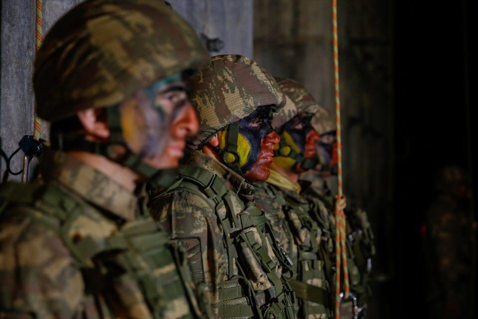 <p>Komando kursuna katılan subay, astsubay, asteğmen adayları ve uzman erbaşların, yükseklik korkusunu yenmek amacıyla defalarca kuleden indiği, gerekli yeterliliğe ulaşamamaları durumunda mezun edilmediği öğrenildi.</p>

<p> </p>
