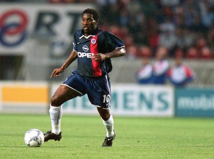<p><strong>Jay-Jay Okocha<br />
<br />
Fenerbahçe'den Paris Saint-Germain'e<br />
<br />
12,40 mil. €</strong></p>
