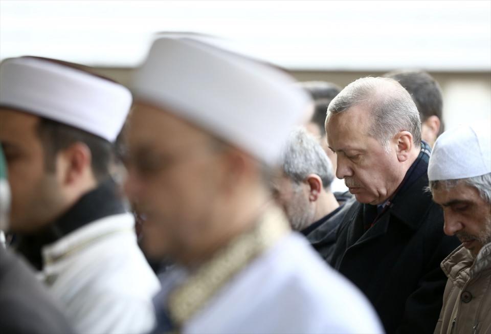 <p>Cenaze namazı öncesi Demir ailesine taziyelerini ileten Erdoğan, namazın ardından Abdullah Samet Demir'in tabutuna omuz vererek, cenaze aracına kadar taşıdı.</p>

<p> </p>
