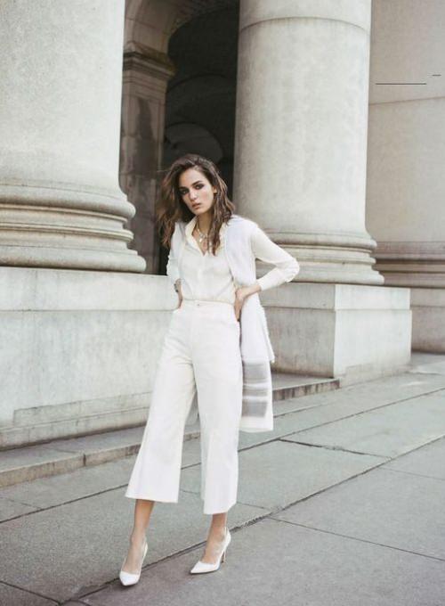 <p>-Sezonun trendlerinden biri olan kısa paça pantolonları, ofis kadınlarının vazgeçemediği beyaz gömleklerle kombinleyebilirsiniz. Klasik bir çanta ve loafer ayakkabılarla kombininizi tamamlayabilirsiniz.</p>
