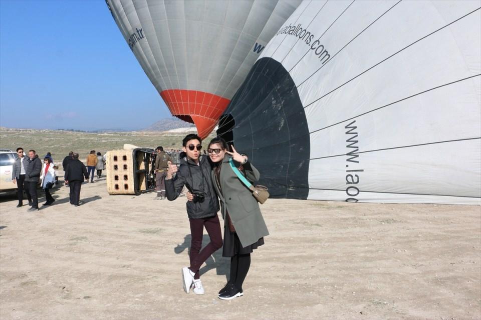 <p>Türk Hava Kurumu Gökçen Havacılık Pamukkale Balon İşletme Müdürü Nevzat Köse, gazetecilere yaptığı açıklamada, yeni yılın ilk günü olmasına rağmen 300 yabancı turistin balonla havalandığını söyledi. </p>

<p> </p>
