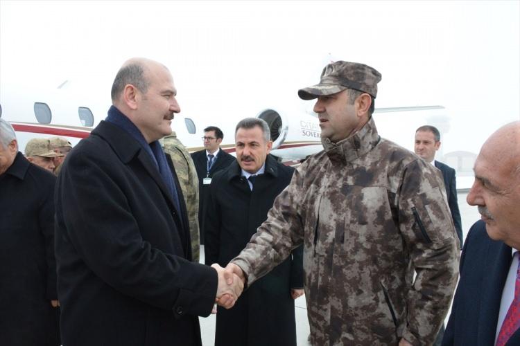 <p>İçişleri Bakanı Süleyman Soylu, Ağrı'nın Doğubayazıt ilçesindeki Türkiye-İran sınırında bulunan hudut karakolunu ziyaret etti.</p>

<p> </p>
