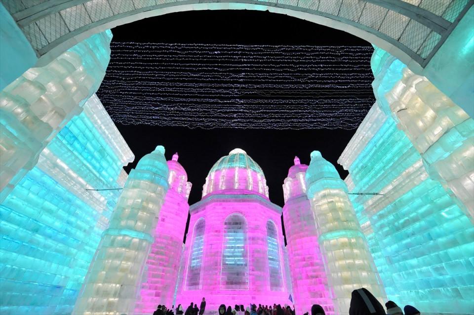 <p>Kar ve buzdan oluşan heykeller, binalar, kaydıraklar, şatoların sergilendiği festivalde en yeni lazer teknolojileriyle, en eski buz oyma teknikleri bir arada kullanılıyor.</p>
