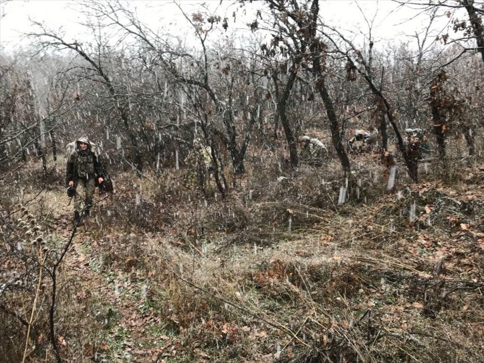 <p>5 mutfak tüpü ve yağ tenekelerinden istifadeyle 260 kilogram amonyum nitrat ve alüminyum tozu karışımıyla hazırlanarak karayolu kenarı ve araziye tuzaklanan 3 el yapımı patlayıcı düzeneği de uzman ekip tarafından yerinde tahrip edildi.</p>