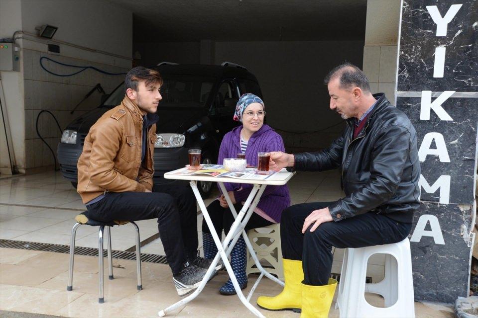 <p>Bu işi genelde erkeklerin yaptığını ancak eşinin azimli olması ve temiz araç yıkaması nedeniyle müşterilerin memnun kaldığına işaret eden Karademir, şunları kaydetti:</p>

<p>"Kadın çalışanın farklılığı oldu. Oto yıkamada herhangi bir sıkıntımız yok ama bazı müşterilerin bir alışkanlığı oldu. Camlar biraz daha fazla parlıyor. Bunun da sebebi, biz normal deterjan ve bezle silerken eşim bana özel sirke aldırıyor. Sirkeyle camları farklı siliyor."</p>
