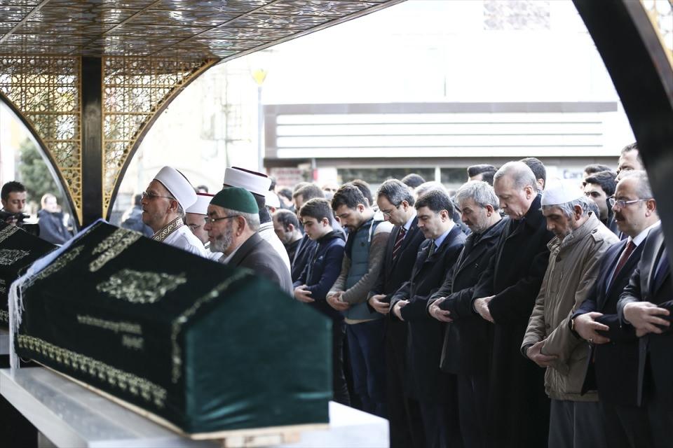<p>Cumhurbaşkanı Recep Tayyip Erdoğan, 23 yaşında kas hastalığı nedeniyle hayatını kaybeden Abdullah Samet Demir için düzenlenen cenaze törenine katıldı. </p>
