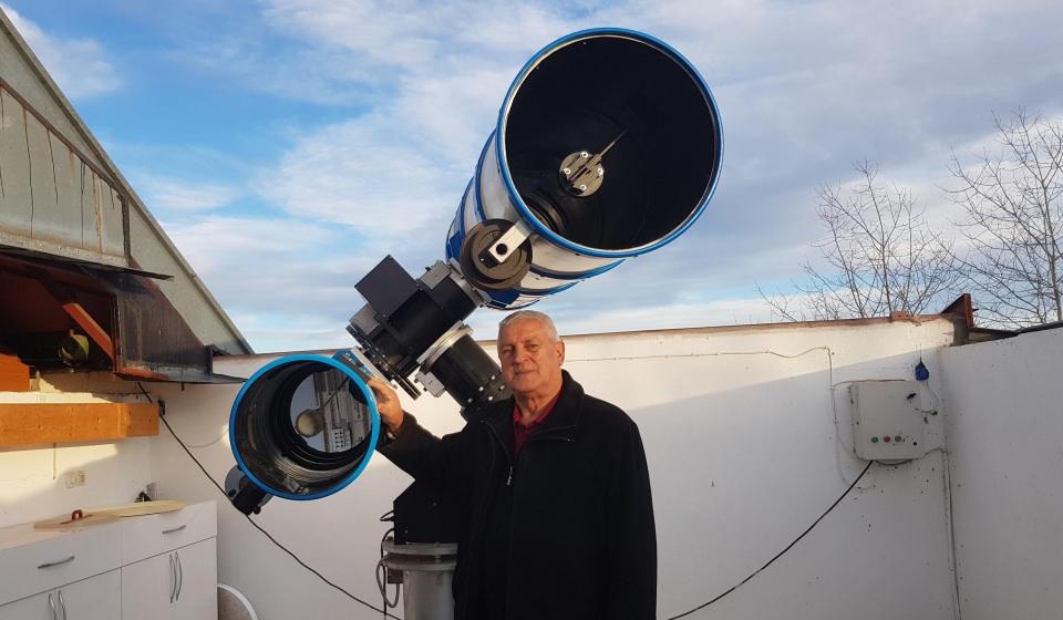 <p>Ordu'nun Ulubey ilçesinde yaşayan Cumaittin Turap, 6 yaşında izlediği bir ay tutulması sonucu uzay merakını hobiye dönüştürdü. 1969 yılında Türkiye'den İsviçre'ye çalışmaya giden, teleskoplarla yakından ilgilenen Cumaittin Turap, 1994 yılında Türkiye'ye dönünce yanında getirdiği teleskoplarla ilçeye bağlı Sayacabaşı'nda köyüne gözlem evi kurdu. </p>
