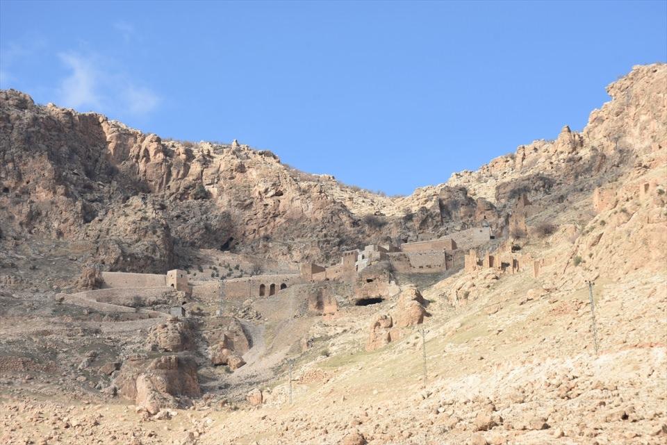 <p>Mardin Müzesi Müdürü Nihat Erdoğan, AA muhabirine yaptığı açıklamada dördüncü yüzyılda yapılan manastırın Süryaniler için önemli olduğunu söyledi.</p>