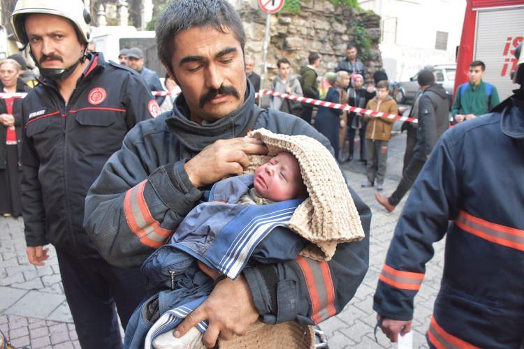 <p>Fatih Melekhoca Caddesi üzerinde bir evde henüz belirlenemeyen bir nedenden yangın çıktı. </p>