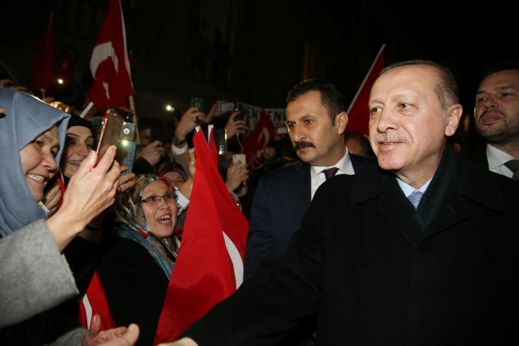 <p>Cumhurbaşkanı Recep Tayyip Erdoğan, Fransa'nın başkenti Paris’teki Türkiye Büyükelçiliği önünde Türk vatandaşları tarafından tezahüratlarla karşılandı. </p>

