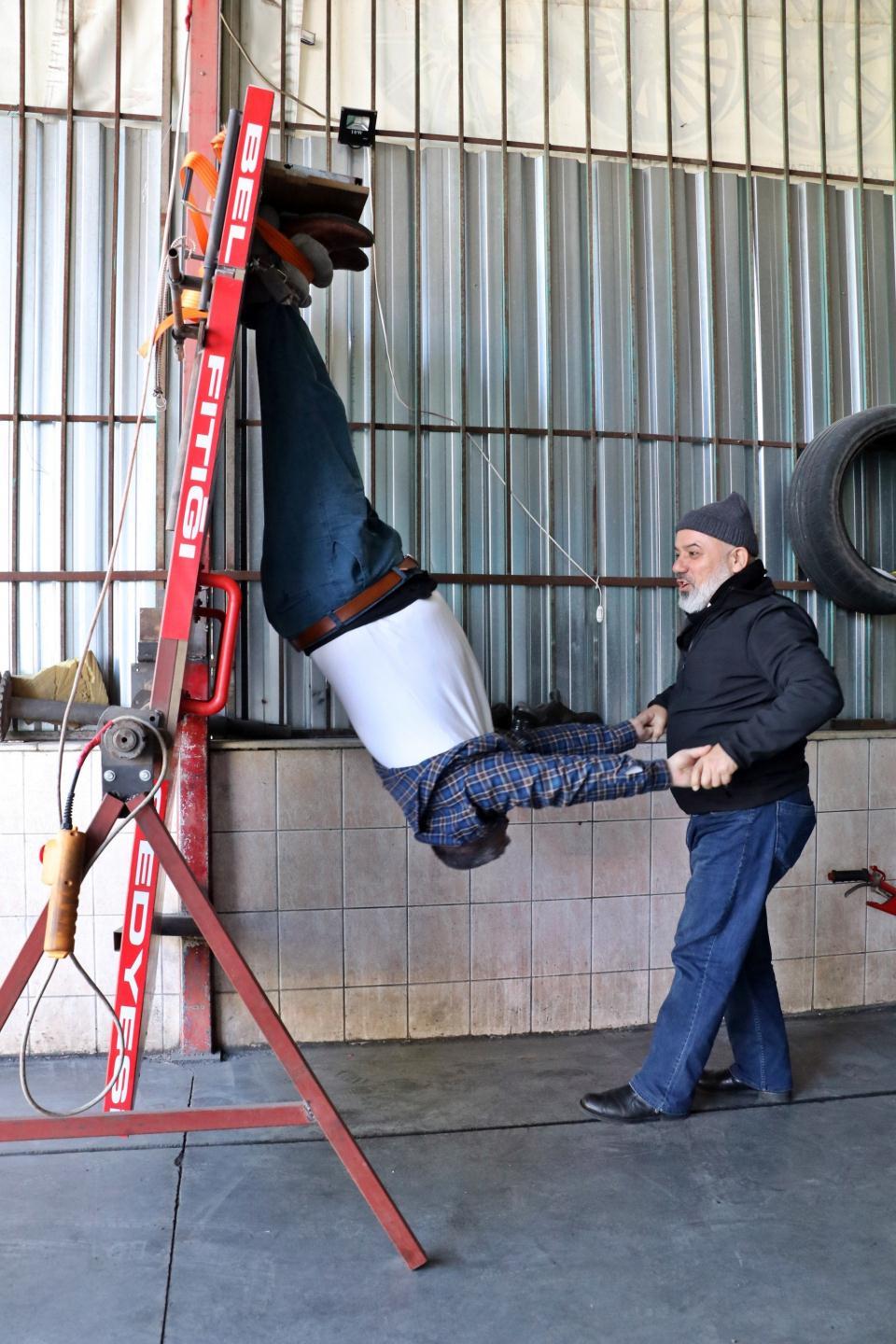 <p>Bu işi yapan arkadaşlara gidenler de söylüyor. Riski kesinlikle yok. Benim kendi canım çok yanıyordu, asla hareket edemiyordum ama şuanda çok iyiyim. O yüzden dolayı ben derman buldum arkadaş ama yok doktor yok profesör ‘ceza almalı’. Alternatif tıp var, dünya bizim elimizden alıyor bu gibi işleri. Ama çıkmış muhalefet yapıyorlar, bize de yaptılar. Asacaklar mı? Asılacak adam varsa gelsinler ben asacağım" diye tepki gösterdi.</p>
