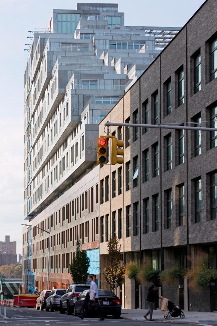 <p><strong>ABD, New York, Domino Sugar Rezidansı. </strong></p>

<p>Eski bir şeker fabrikasının yerinde inşa edilen bu yapı, aslında bir çevresel dönüştürme projesi.</p>
