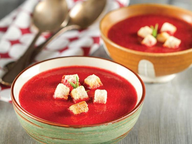 <p><strong>Pancar çorbası tarifi </strong></p>

<p><strong>Malzemeler:</strong></p>

<p>2 adet orta boy kırmızı pancar<br />
1 adet orta boy patates<br />
1 adet iri havuç<br />
1 adet orta boy soğan<br />
yarım çay bardağı zeytinyağı<br />
1,5 litre su<br />
Tuz</p>

<p><strong>Yapılışı:</strong></p>

<p>Pancar, havuç, soğan ve patatesleri zeytinyağında kavurun. Daha sonra içlerine su koyun ve kaynatın. Çorba kaynayınca ocaktan alın ve blendırdan geçirin. Daha sonra servis edin. </p>
