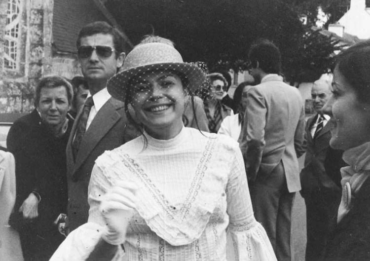 <p>Annesinin 40 senelik gelinliğini giyerek evlenen ve harika fotoğraflar çektiren kadın sosyal medyada büyük beğeni topladı. </p>