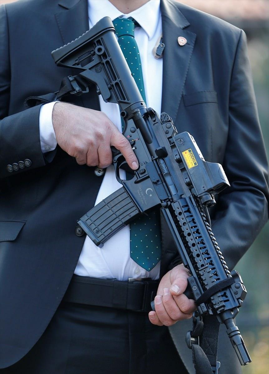 <p>Başbakan Yıldırım, Mehmet Akif İnan Vakfı hizmet binasının açılışında ve cuma namazı için gittiği Taceddin Dergahı Camisi'nde yerli piyade tüfeği MPT-55 ile korundu. Yıldırım'ın, katıldığı tüm programlarda söz konusu tüfeklerle görev alan koruma polislerinin, düzenli atış talimi yaptıkları silahın performansından memnun oldukları öğrenildi.</p>
