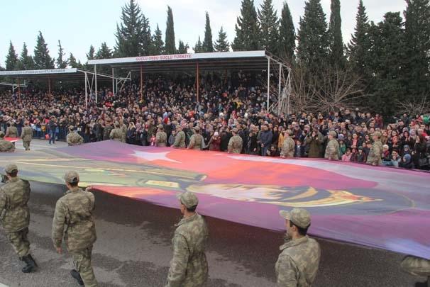 <p>Yemin töreninde asker aileleri, kendilerine ayrılan alanları doldurarak, Türk bayrakları salladı. Çocuklarını görebilmek için yarışan aileler, cep telefonu ve kameralarla yemin törenini görüntüledi. </p>
