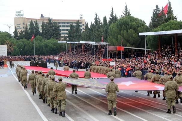 <p>KIŞLADA HARMANDALI OYNANDI</p>

<p>Tugay Komutanı Albay Güven Dere'nin konuşmasının ardından yemin töreninde ilk kez askerler harmandalı oynadı. Tamamı yemin eden acemi erlerden oluşan 8 kişilik ekip, izleyenlere keyifli bir gösteri sundu. Müzik eşliğinde harmandalı gösterisi yapan askerlerin geleneksel oyunu, büyük ilgi gördü.</p>
