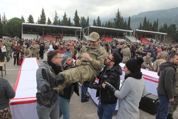 <p>Bazı aileler askerlerle özçekim yaparken, bazıları da askerleri havaya attı.</p>
