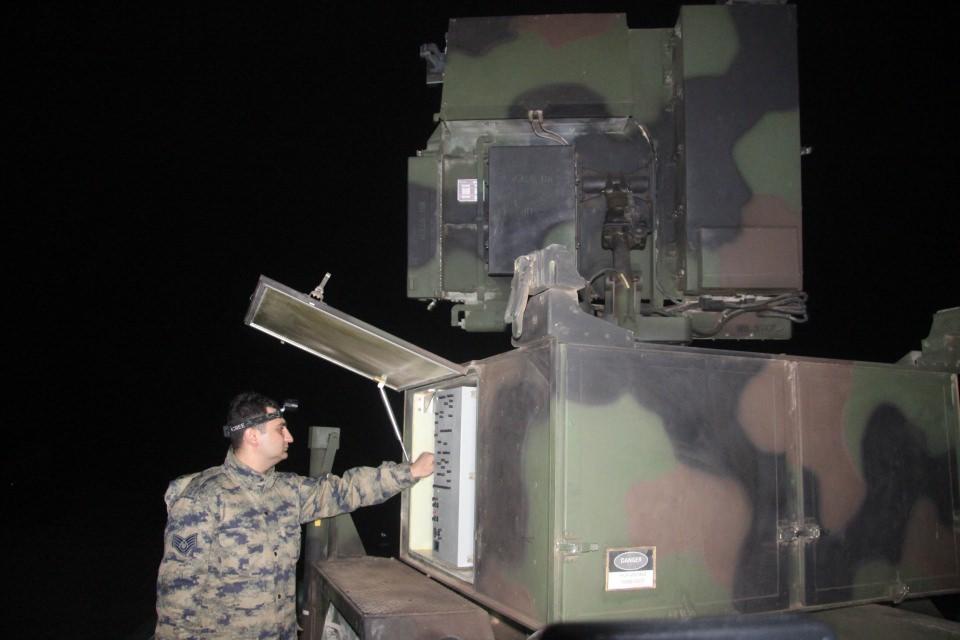 <p>15’inci Füze Üst Komutanlığı 1. Filo Komutanlığı’na bağlı 13’üncü Hawk Batarya Komutanlığı birlikleri Suriye’deki gelişmeler üzerine Şehit Mehmet Hudut Karakolu’nda üst bölgesi oluşturdu.</p>

<p><strong><a href="http://video.haber7.com/video-galeri/110127-ozel-izinle-girildi-ilk-kez-goruntulendiler" target="_blank"><span style="color:rgb(255, 215, 0)">Görüntüleri izlemek için tıklayın.</span></a></strong></p>
