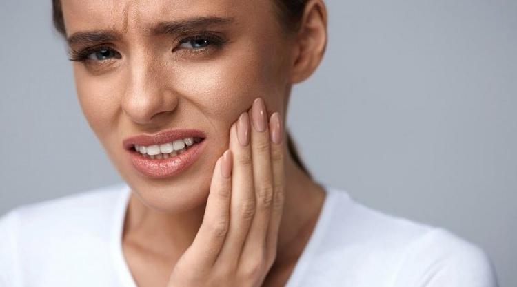 <p>Hissiyatı sağlayan sinirlerin, yüzün çeşitli bölgelerinde göstermiş olduğu ağrılı duruma trigeminal nevralji denir. Uzmanlar, bu ağrıların en ufak bir dokunuştan, burun silme ve diş fırçalamaya kadar günlük rutinlerle bile artabileceğine dikkat çekiyor.</p>
