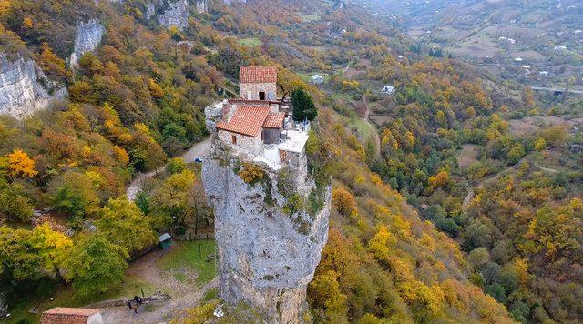 <p>G&uuml;n&uuml;m&uuml;zde ise dikitin tepesinde antik kilisenin yalnızca kalıntıları bulunuyor.</p>

<p>&nbsp;</p>
