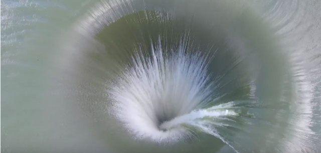 <p>Berryessa, 521 milyar galon su barındırma hacmine sahip b&uuml;y&uuml;k bir g&ouml;l. Yağış aldığı zamanlarda bu miktar artıyor ve su miktarı g&ouml;l&uuml;n kapasitesini aşıyor.</p>

<p>&nbsp;</p>
