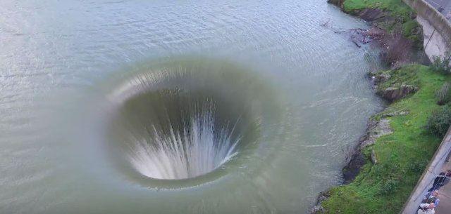 <p>Bu delik aslında g&ouml;l&uuml;n kapasitesinin aşıldığı durumlarda, fazla suyun depolanması i&ccedil;in oluşturulmuş bir dolusavak.</p>

<p>&nbsp;</p>
